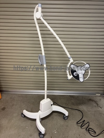 トライアンゴ LED照明灯 スタンド式|Derungs|TR-30XLFの写真