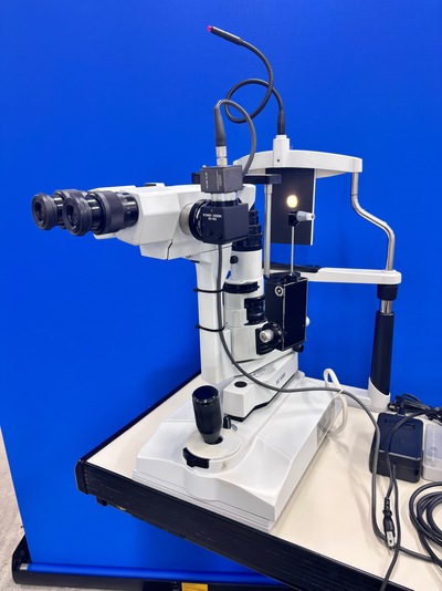 Slitlamp with a sliding table&nbsp;|&nbsp;rodenstock&nbsp;|&nbsp;RO 5000