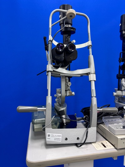 2x BQ900 Slitlamps with 1xAPPLANATION TONOMETER AT 900&nbsp;|&nbsp;HAAG-STREIT&nbsp;|&nbsp;BQ900