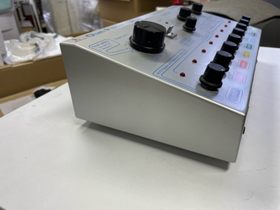 針電極低周波治療器&nbsp;|&nbsp;株式会社全医療器&nbsp;|&nbsp;オームパルサーLFP-4800の写真