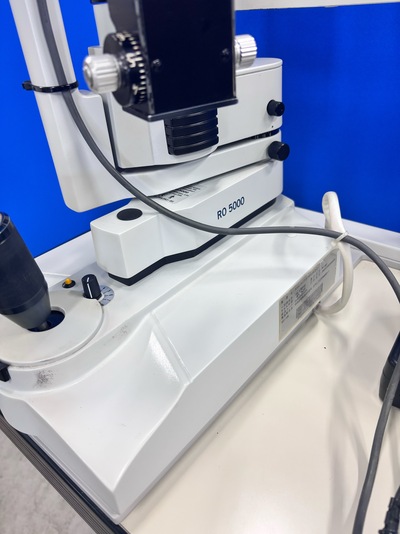 Slitlamp with a sliding table&nbsp;|&nbsp;rodenstock&nbsp;|&nbsp;RO 5000