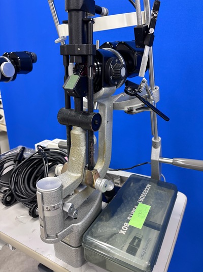 2x BQ900 Slitlamps with 1xAPPLANATION TONOMETER AT 900&nbsp;|&nbsp;HAAG-STREIT&nbsp;|&nbsp;BQ900