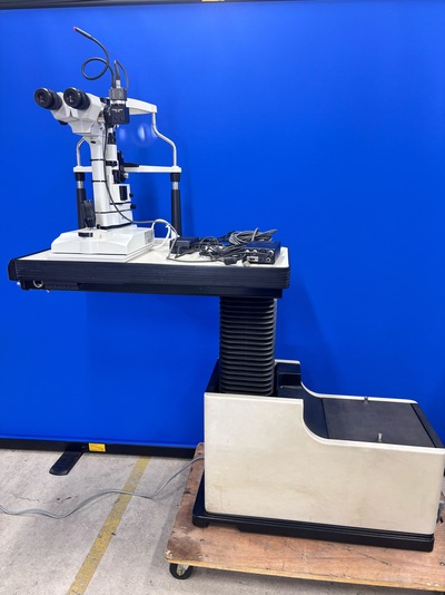 Slitlamp with a sliding table&nbsp;|&nbsp;rodenstock&nbsp;|&nbsp;RO 5000