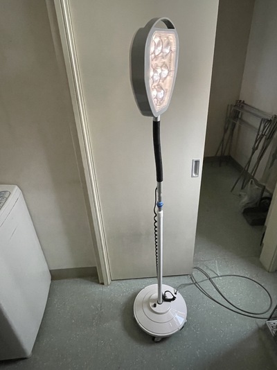 スタンド式無影灯（LED１灯）&nbsp;|&nbsp;株式会社ミリオンライト&nbsp;|&nbsp;LA-10KXの写真