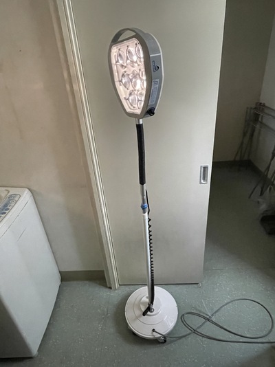 スタンド式無影灯（LED１灯）&nbsp;|&nbsp;株式会社ミリオンライト&nbsp;|&nbsp;LA-10KXの写真